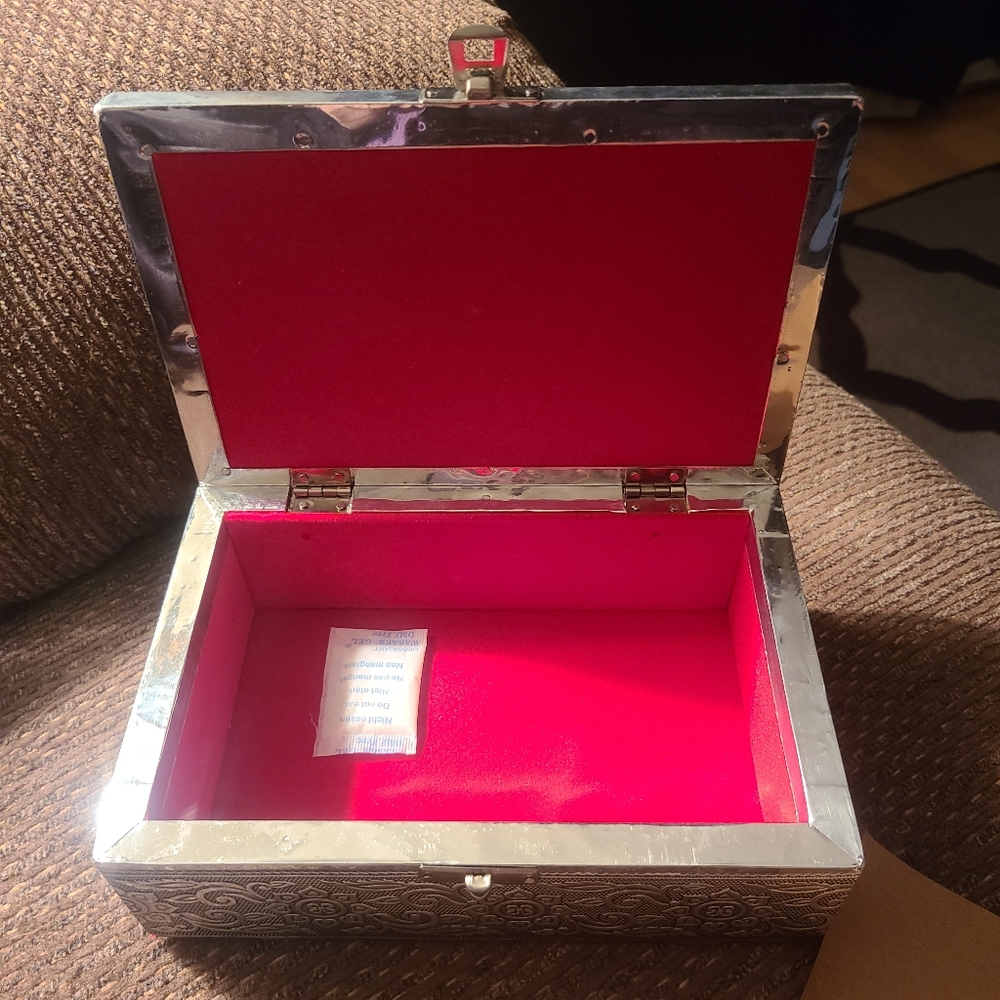 Silver Roses Engraved Box - Picture 2 of 3
